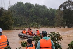 Huy động hơn 100 người tìm kiếm 2 nữ du khách bị lũ cuốn trôi ở Lâm Đồng