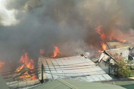 Hà Nội: Cháy lớn thiêu rụi nhiều nhà xưởng ở huyện Thạch Thất