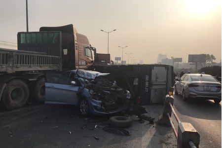 Tai nạn liên hoàn giữa 5 ô tô trên cầu Thanh Trì gây ùn tắc kéo dài