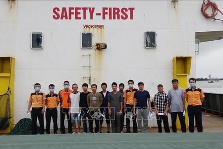 Giải cứu 11 người trên tàu chở than bị chìm