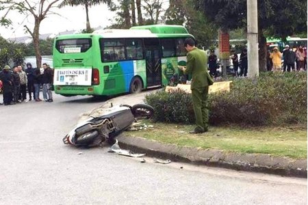 Hà Nội: Va chạm với xe buýt, thanh niên 19 tuổi tử vong