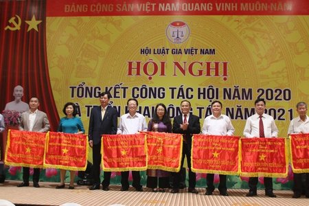 Tạp chí Đời sống&Pháp luật đón nhận Cờ thi đua của hội Luật gia Việt Nam