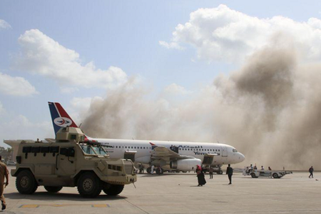 Tấn công vào sân bay ngay khi thủ tướng Yemen đáp xuống, ít nhất 22 người tử vong