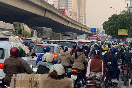 Chùm ảnh: Đường phố Hà Nội ùn tắc, người dân ồ ạt về quê nghỉ Tết Dương lịch