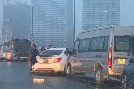 Tai nạn liên tiếp trên cầu Nhật Tân, 5 ô tô hư hỏng nặng