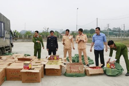 Bắt giữ vụ vận chuyển trái phép gần 1,1 tấn pháo nổ trên cao tốc Nội Bài - Lào Cai