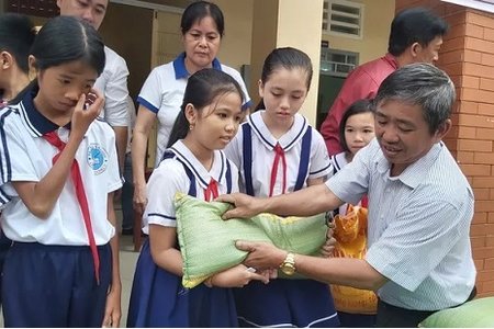 Trao tặng hơn 2 tấn gạo ăn Tết cho 100 học sinh nghèo ở Phú Quốc