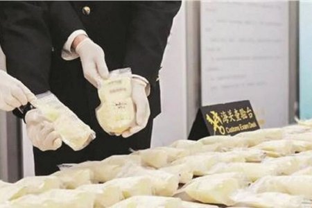 Phát hiện 23kg sữa mẹ đông lạnh của một phụ nữ Trung Quốc tại sân bay