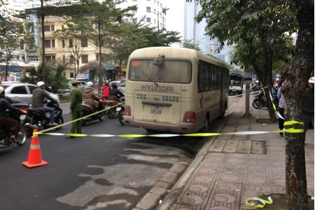 Nam tài xế xe khách chết gục trên vô lăng, cửa xe có vết máu ở Hà Nội