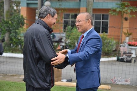 Thầy Park tặng quà chúc Tết ông Mai Đức Chung trước khi về Hàn Quốc