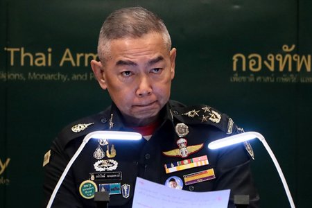 Tổng Tư lệnh Thái Lan nhiều lần gạt nước mắt xin lỗi vì vụ binh sĩ xả súng khiến 29 người thiệt mạng