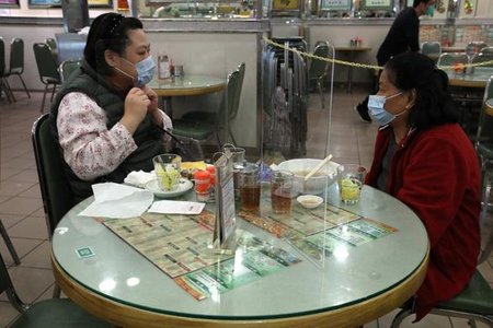 Lo sợ nhiễm Covid-19, nhà hàng Hong Kong đặt tấm chắn trên bàn ăn cho khách
