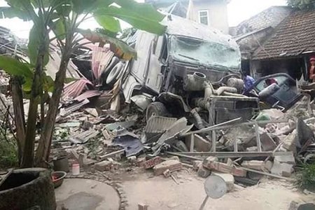 Nghệ An: Xe container đập sập 3 nhà dân lúc rạng sáng, tài xế bị thương nặng