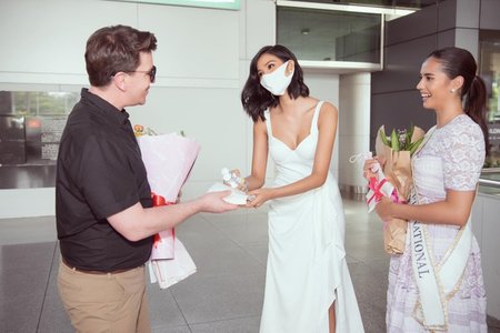 Hoàng Thùy tặng khẩu trang tự may cho Hoa hậu siêu quốc gia tại sân bay