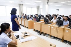 Có được dự tuyển cùng lúc hai vị trí công chức không?