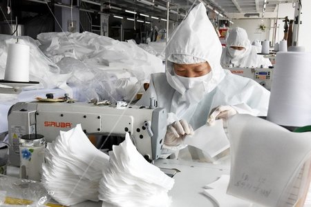 Trung Quốc ồ ạt sản xuất khẩu trang, tăng tới 116 triệu chiếc một ngày