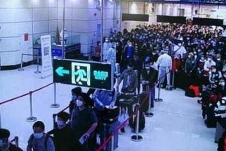 Người dân Trung Quốc ồ ạt về nước, xếp hàng đông nghịt tại sân bay