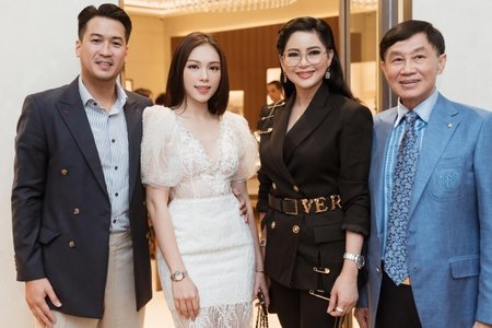 Người mẫu Linh Rin nhận được quà và lời cám ơn từ ông Johnathan Hạnh Nguyễn
