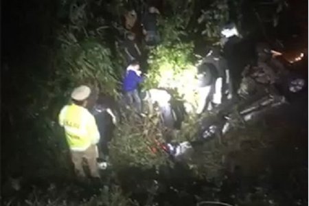 Xe bán tải lao xuống mương khiến 6 người thương vong ở Quảng Ninh
