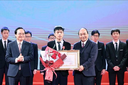 Thủ tướng dự Lễ tuyên dương học sinh THPT đoạt giải Olympic quốc tế 2020