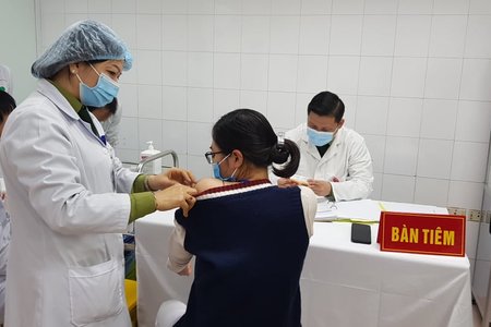 Nữ tình nguyện viên đầu tiên tiêm vắc xin COVID-19 của Việt Nam liều cao nhất