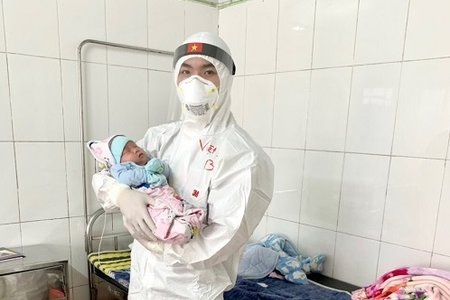 Bệnh nhân mắc COVID-19 nhỏ tuổi nhất Việt Nam khỏi bệnh