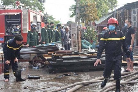 Thái Bình: Cháy lớn tại kho xưởng chế biến gỗ, nhiều tài sản bị thiêu rụi