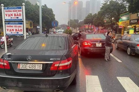 Công an vào cuộc xác minh vụ 2 ô tô Mercedes cùng biển số lưu thông tại Hà Nội