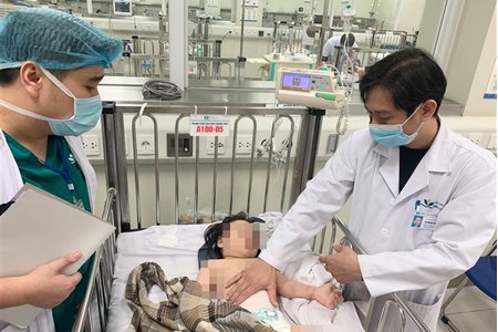 Sức khỏe của bé gái rơi từ tầng 12 chung cư ở Hà Nội