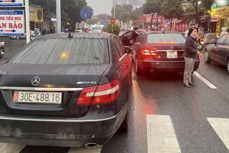 Tạm giữ 2 xe Mercedes E300 cùng biển số 'chạm mặt' ở Hà Nội