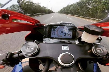 Xử phạt nam thanh niên lái mô tô chạy gần 300km/h trên đại lộ Thăng Long