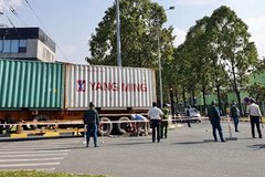 Va chạm với xe container, nhân viên cửa hàng tiện lợi bị cuốn vào gầm tử vong