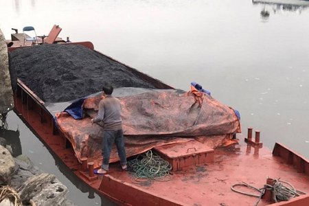 Quảng Ninh: Bắt giữ tàu chở than không rõ nguồn gốc