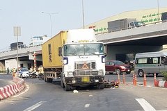 TP.HCM: Xe máy bị cuốn vào gầm xe đầu kéo, 1 người tử vong