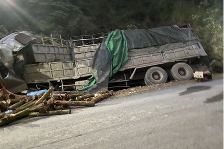 Thanh Hoá: Xe chở keo bị lật trên dốc Bả Vai, 7 người tử vong