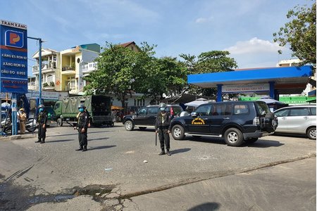 Cảnh sát vũ trang phong tỏa cửa hàng xăng dầu ở TP.HCM