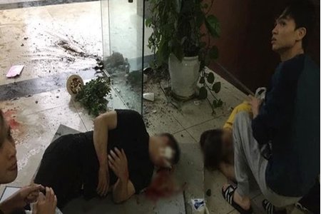 Hà Nội: Thủng trần chung cư, 2 người rơi xuống đất bị thương