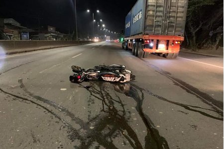 Xe máy va chạm xe container trên quốc lộ, 2 người tử vong
