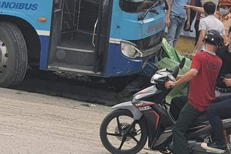 Hà Nội: Xe buýt lao lên vỉa hè đâm chết người đi bộ trước cổng khu đô thị Ciputra
