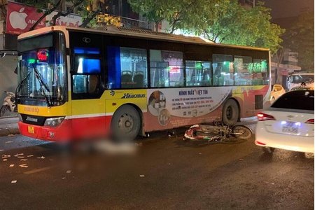 Hà Nội: Xe máy va chạm với xe buýt, nam thanh niên tử vong
