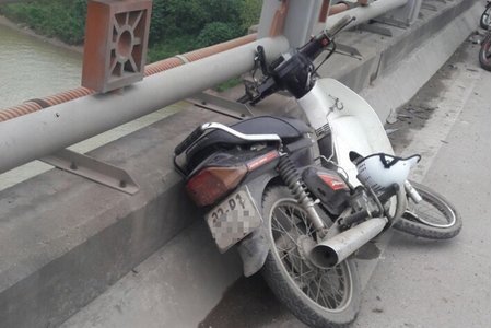 Hà Nội: Phát hiện nam thanh niên tử vong trên cầu Thanh Trì cạnh chiếc xe máy