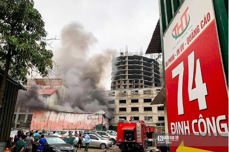 Hà Nội: Sau tiếng nổ lớn, xưởng in trên phố Định Công bất ngờ bốc cháy