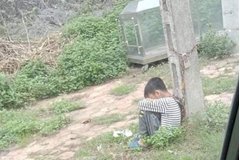 Lạng Sơn: Phát hiện bé trai 10 tuổi bị xích cổ vào cột điện bêu ven đường
