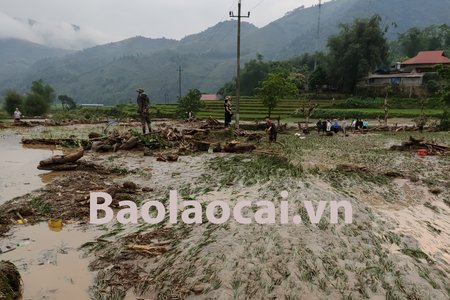 Lũ ống ập về giữa đêm ở Lào Cai, ít nhất 3 người chết và mất tích