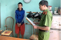 Bắt đối tượng trói tay ông nội để cưỡng hiếp con gái riêng của vợ