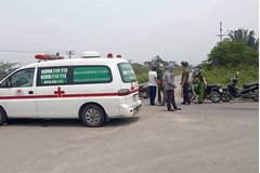 Phát hiện thi thể bị cuốn trong chiếu ở bụi cỏ ven đường