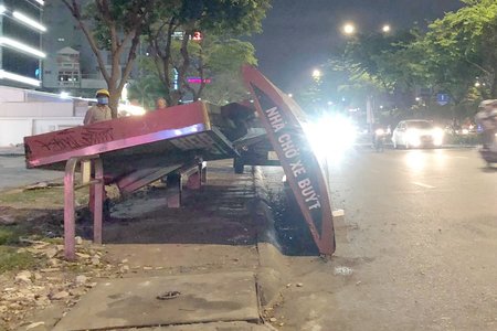 TP.HCM: Nhà chờ xe buýt bất ngờ đổ sập xuống đường