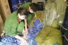Hà Nội: Phát hiện gần 3 tấn găng tay y tế không rõ nguồn gốc