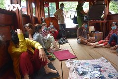 Bắt quả tang 16 đối tượng đang sát phạt trên thuyền