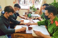 Hai thanh niên bị xử phạt vì vượt tường vào khu cách ly để thăm bạn gái